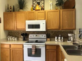 3Br, 2,5Ba Townhome With Lake View, Sunny Rear Yard Townhouse